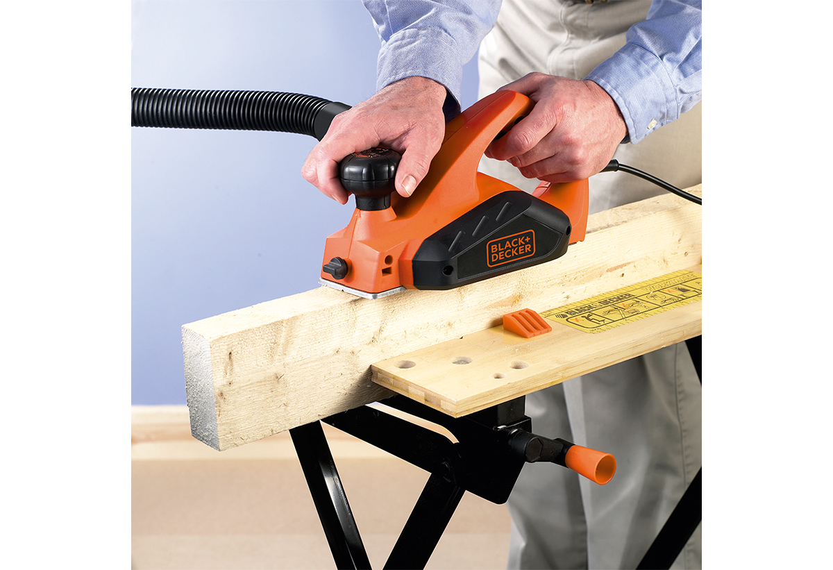 Απεικονίζεται η χρήση της πλάνης σε τάβλες.